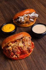 Baoban giapponesi fritti e ripieni di genovese napoletana e polpette al ragù, accompagnati da due salse e serviti come antipasto 