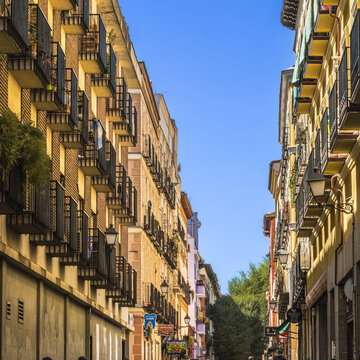 Fototapeta building facades in the streets of Madrid