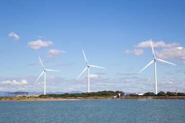 風力発電の風車と青空