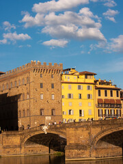 Italia, Firenze, Il Ponte Santa Trinita e Palazzo Spini Ferroni (Ferragamo)