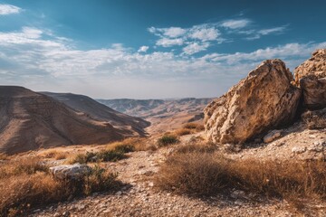Obraz premium Judean Wilderness. Picturesque Desert Landscape in Israel with Dry Desert Sand and Rock Formations