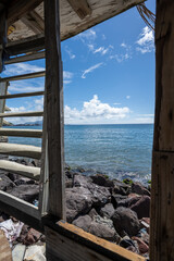 Wunderschöne Aussicht - Blick durch ein altes defektes Fenster auf das Meer