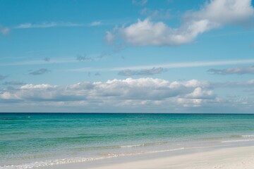 Obraz premium Turquoise Ocean Water and White Sand Beach blue