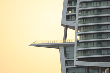 Naklejka premium Modern Architectural Structure with Glass Design at Sunset