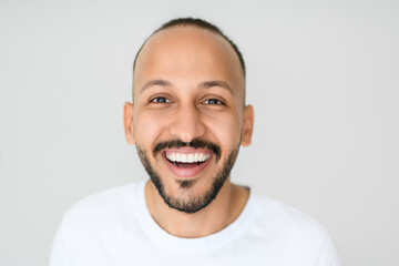 Obraz premium young islamic arab man against white studio wall