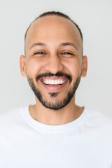 Obraz premium young islamic arab man against white studio wall