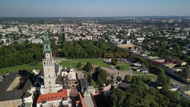 Jasna G&oacute;ra - Częstochowa - Polska - najbardziej znane miejsce kultu religijnego w Polsce nagrane dronem w wysokiej jakości
