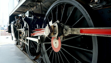 Räder einer alten Dampflock mit Koppelstangen