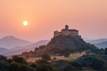 Obraz premium experience breathtaking beauty of summer sunsets and sunrises where golden glow bathes ancient castle perched atop