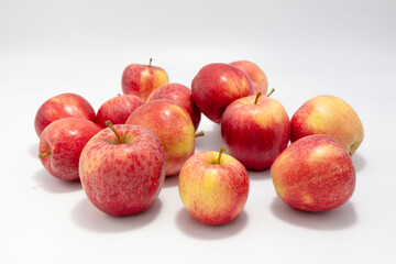 Jabłka na białym studyjnym tle