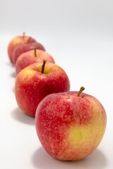 Jabłka na białym studyjnym tle