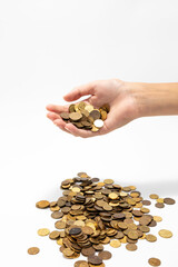 Polskie pieniądze, monety w kobiecych dłoniach na białym tle