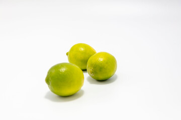 Limonki na białym studyjnym tle