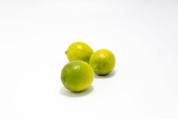 Limonki na białym studyjnym tle