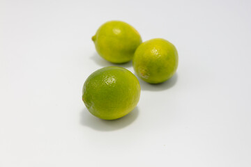Limonki na białym studyjnym tle