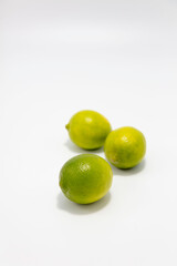 Limonki na białym studyjnym tle