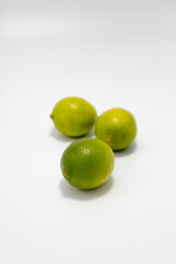Limonki na białym studyjnym tle