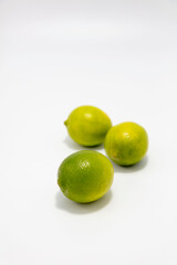 Limonki na białym studyjnym tle