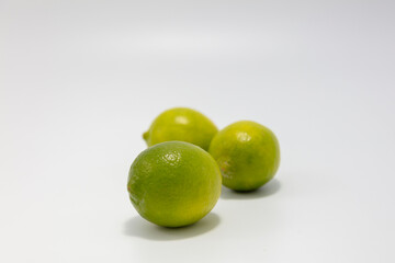 Limonki na białym studyjnym tle