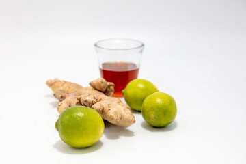 Limonki, Imbir i miód na białym tle