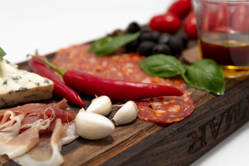 Włoskie przekąski na drewnianej desce