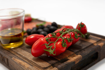 Włoskie przekąski na drewnianej desce