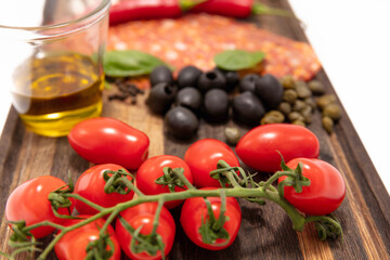 Włoskie przekąski na drewnianej desce