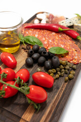 Włoskie przekąski na drewnianej desce