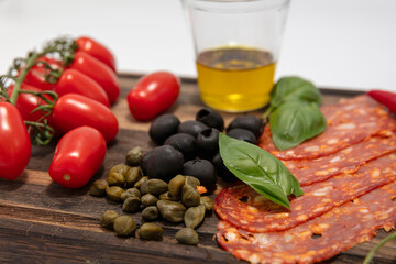 Włoskie przekąski na drewnianej desce