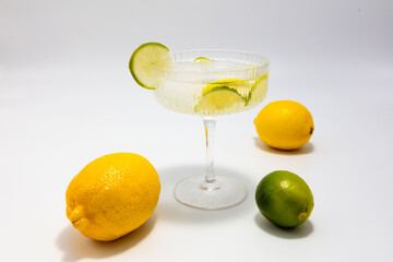Cytrusowy koktajl na białym tle