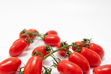 Pomidory na gałązce na białym tle