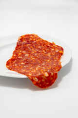 salami pikante na białym tależyku