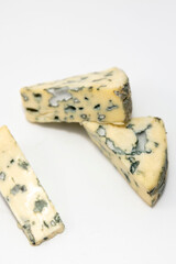 Ser pleśniowy na białym tle