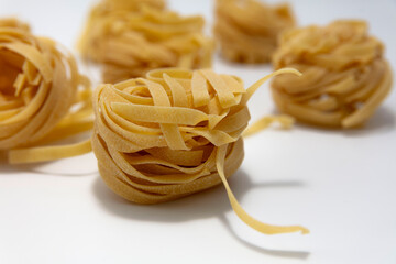 Makaron tagliatelle na białym tle © hunter76