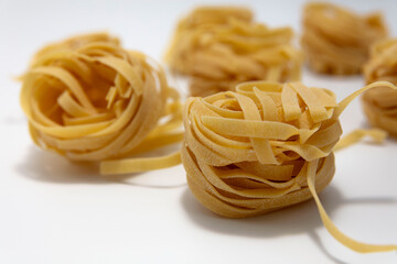 Makaron tagliatelle na białym tle © hunter76