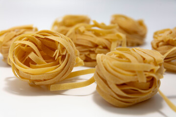 Makaron tagliatelle na białym tle © hunter76