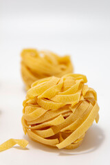 Makaron tagliatelle na białym tle © hunter76
