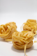 Makaron tagliatelle na białym tle © hunter76
