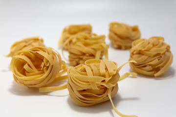 Makaron tagliatelle na białym tle © hunter76