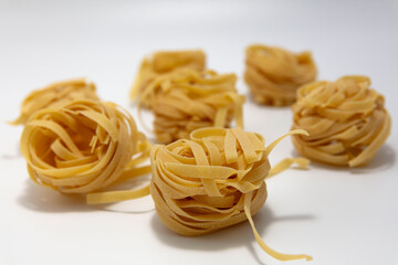 Makaron tagliatelle na białym tle © hunter76