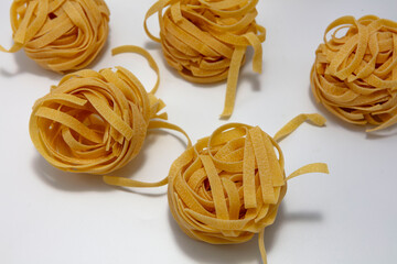 Makaron tagliatelle na białym tle