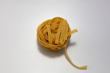 Makaron tagliatelle na białym tle © hunter76