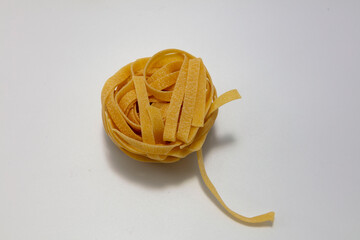 Makaron tagliatelle na białym tle © hunter76