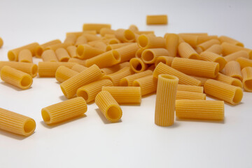 Makaron rigatoni na białym tle