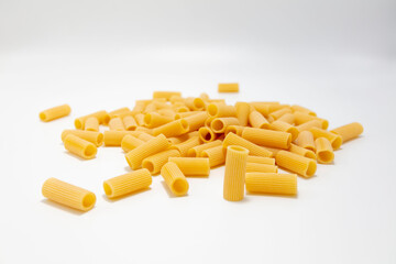 Makaron rigatoni na białym tle