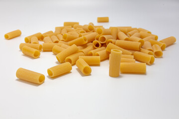 Makaron rigatoni na białym tle