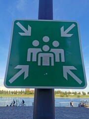 Schild mit Symbol Treffpunkt