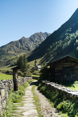 Bergkapelle mit Almh&uuml;tte und Steinweg im Ahrntal, Rieserferner Alpen
