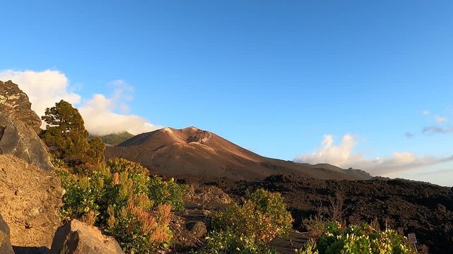 Zeitraffer der vorbeiziehenden Wolken am Vulkan Tajogaite auf La Palma