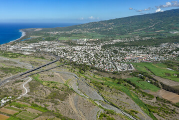 Vue aérienne de l'Ile de la Réunion. Aerial view of Reunion Island. La ville de Saint Louis au...
